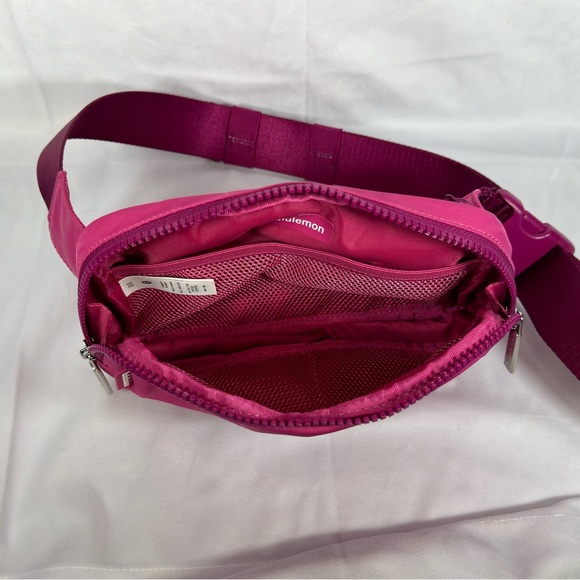 Everywhere Belt Bag Large 2L (Rasberry Coulis) - Picture 2 of 5